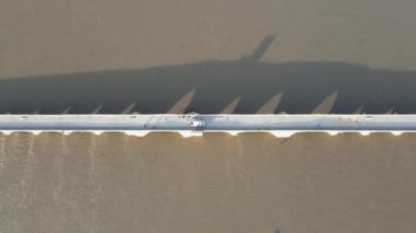 Bulgaristan 'ın Haskovo Bölgesi' nin Svilengrad kentindeki Maritsa nehri üzerindeki 16. yüzyıl Mustafa Paşa Köprüsü 'nün (Eski Köprü) havadan görünüşü