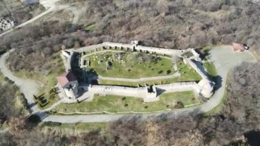 Bulgaristan 'ın Pazardzhik Bölgesi Peshtera kasabasındaki Antik Bizans kalesinin kalıntılarının havadan görünüşü