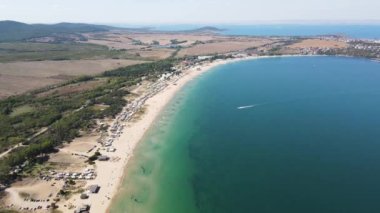 Bulgaristan 'ın Burgaz Bölgesi' nin Sozopol kasabası yakınlarındaki Gradina (Bahçe) plajının havadan manzarası 
