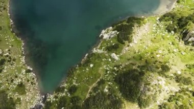 Balık Banderitsa Gölü, Pirin Dağı, Bulgaristan 'ın şaşırtıcı hava manzarası