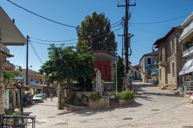 AFYTOS, KASSANDRA, GREECE - 24 Haziran 2014: Tarihi Afytos, Kassandra, Chalkidiki, Orta Makedonya, Yunanistan 'daki Eski Evler