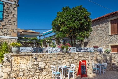 AFYTOS, KASSANDRA, GREECE - 24 Haziran 2014: Tarihi Afytos, Kassandra, Chalkidiki, Orta Makedonya, Yunanistan 'daki Eski Evler