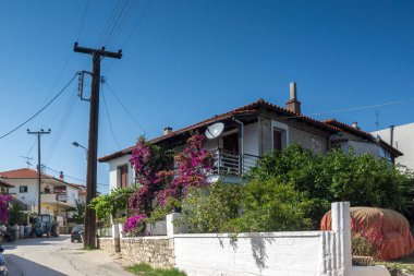 AFYTOS, KASSANDRA, GREECE - 24 Haziran 2014: Tarihi Afytos, Kassandra, Chalkidiki, Orta Makedonya, Yunanistan 'daki Eski Evler