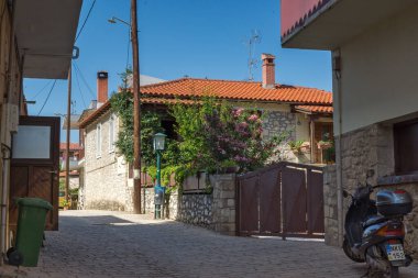 AFYTOS, KASSANDRA, GREECE - 24 Haziran 2014: Tarihi Afytos, Kassandra, Chalkidiki, Orta Makedonya, Yunanistan 'daki Eski Evler