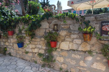 AFYTOS, KASSANDRA, GREECE - 24 Haziran 2014: Tarihi Afytos, Kassandra, Chalkidiki, Orta Makedonya, Yunanistan 'daki Eski Evler