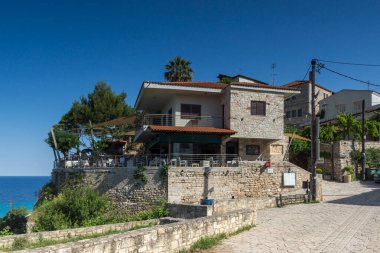AFYTOS, KASSANDRA, GREECE - 24 Haziran 2014: Tarihi Afytos, Kassandra, Chalkidiki, Orta Makedonya, Yunanistan 'daki Eski Evler