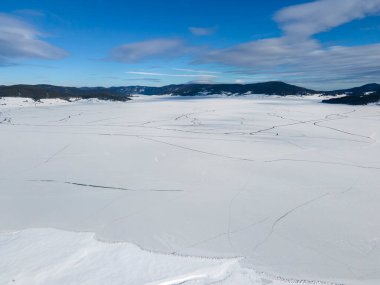Bulgaristan 'ın Pazardzhik Bölgesi, buzla kaplı Batak Barajı' nın kış manzarası