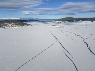 Bulgaristan 'ın Pazardzhik Bölgesi, buzla kaplı Batak Barajı' nın kış manzarası