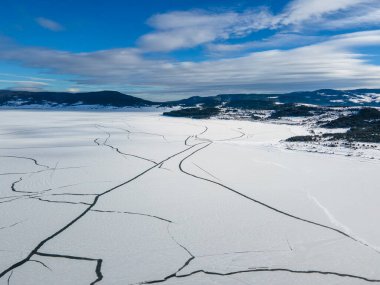 Bulgaristan 'ın Pazardzhik Bölgesi, buzla kaplı Batak Barajı' nın kış manzarası