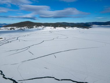 Bulgaristan 'ın Pazardzhik Bölgesi, buzla kaplı Batak Barajı' nın kış manzarası
