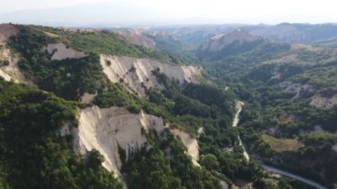Rozhen kum piramitlerinin hava günbatımı manzarası, Blagoevgrad bölgesi, Bulgaristan