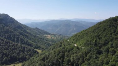Bulgaristan 'ın Lovech bölgesinin Teteven kasabası yakınlarındaki Balkan Dağı' nın hava manzarası