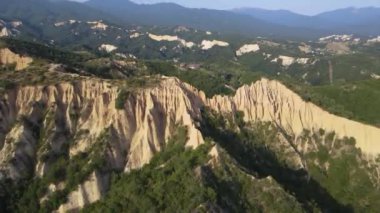 Rozhen kum piramitlerinin hava günbatımı manzarası, Blagoevgrad bölgesi, Bulgaristan