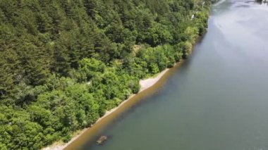 Pancharevo Gölü 'nün havadan yaz manzarası, Sofya şehir bölgesi, Bulgaristan