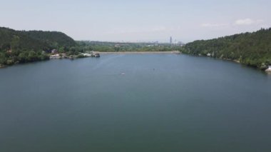 Pancharevo Gölü 'nün havadan yaz manzarası, Sofya şehir bölgesi, Bulgaristan