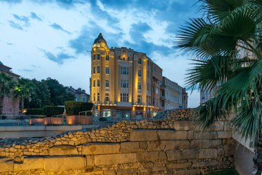 PLOVDIV, BULGARIA - 25 Ağustos 2021: Bulgaristan 'ın Filibe kentindeki Dzhumaya meydanının şaşırtıcı Gün batımı manzarası