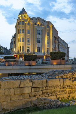 PLOVDIV, BULGARIA - 25 Ağustos 2021: Bulgaristan 'ın Filibe kentindeki Dzhumaya meydanının şaşırtıcı Gün batımı manzarası