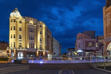 PLOVDIV, BULGARIA - 25 Ağustos 2021: Bulgaristan 'ın Filibe kentindeki Dzhumaya meydanının şaşırtıcı Gün batımı manzarası