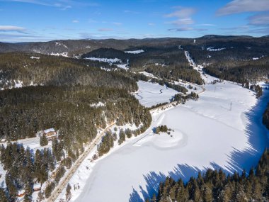 Bulgaristan 'ın Buzdan Pazardzhik Bölgesi ile kaplı Bekika Barajı' nın kış manzarası