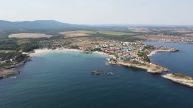 Bulgaristan 'ın Burgaz Bölgesi' nin Çarevo kasabası yakınlarındaki Arapya plajının hava manzarası 