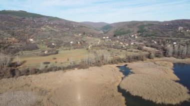 Bulgaristan 'ın Kyustendil bölgesindeki Konyavska Dağı' ndaki Choklyovo bataklığının Aerial Spring manzarası