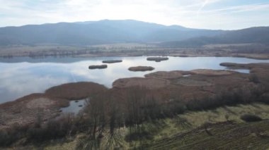 Bulgaristan 'ın Kyustendil bölgesindeki Konyavska Dağı' ndaki Choklyovo bataklığının Aerial Spring manzarası