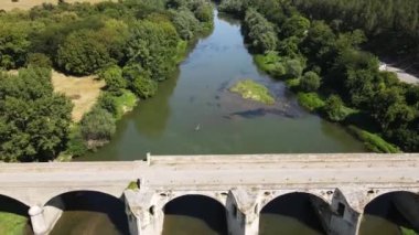 Bulgaristan 'ın Byala kentindeki Kolyu Ficheto Köprüsü olarak bilinen Yantra Nehri üzerindeki Dokuzuncu yüzyıl köprüsünün havadan görünüşü