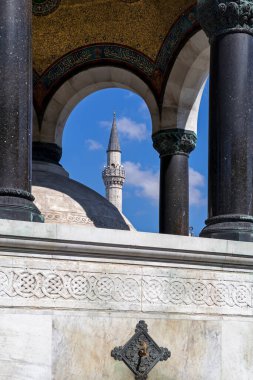 İSTANBUL, TURKEY - 26 Temmuz 2019: İstanbul, Türkiye 'deki Sultanahmet Meydanı' ndaki Alman Çeşmesi