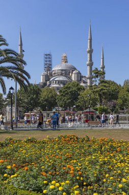 İSTANBUL, TURKEY - 26 Temmuz 2019: İstanbul, Türkiye 'de Sultanahmet Meydanı' nın Şaşırtıcı Panoraması