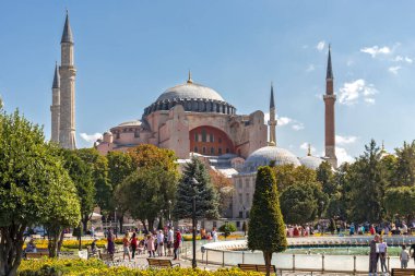 İSTANBUL, TURKEY - 26 Temmuz 2019: İstanbul, Türkiye 'de Sultanahmet Meydanı' nın Şaşırtıcı Panoraması