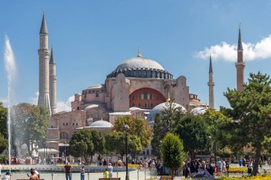 İSTANBUL, TURKEY - 26 Temmuz 2019: İstanbul, Türkiye 'de Sultanahmet Meydanı' nın Şaşırtıcı Panoraması