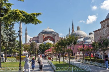 İSTANBUL, TURKEY - 26 Temmuz 2019: İstanbul, Türkiye 'de Sultanahmet Meydanı' nın Şaşırtıcı Panoraması