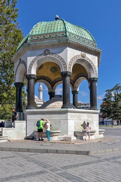 İSTANBUL, TURKEY - 26 Temmuz 2019: İstanbul, Türkiye 'deki Sultanahmet Meydanı' ndaki Alman Çeşmesi
