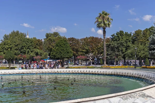 İSTANBUL, TURKEY - 26 Temmuz 2019: İstanbul, Türkiye 'de Sultanahmet Meydanı' nın Şaşırtıcı Panoraması