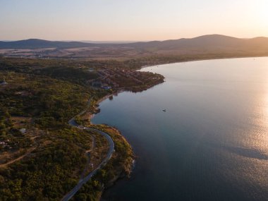 Bulgaristan 'ın Burgaz Bölgesi' ndeki Sozopol limanı ve eski kentin hava gün batımı manzarası