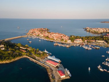 Bulgaristan 'ın Burgaz Bölgesi' ndeki Sozopol limanı ve eski kentin hava gün batımı manzarası