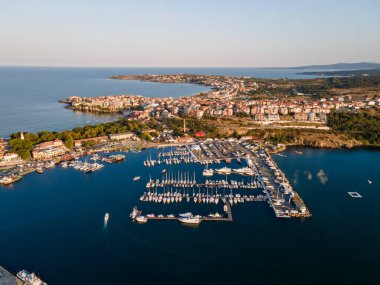 Bulgaristan 'ın Burgaz Bölgesi' ndeki Sozopol limanı ve eski kentin hava gün batımı manzarası