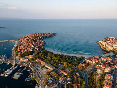 Bulgaristan 'ın Burgaz Bölgesi' ndeki Sozopol limanı ve eski kentin hava gün batımı manzarası