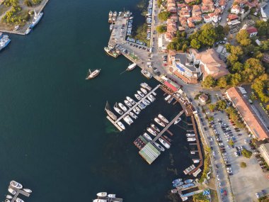 Bulgaristan 'ın Burgaz Bölgesi' ndeki Sozopol limanı ve eski kentin hava gün batımı manzarası