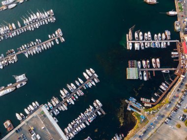 Bulgaristan 'ın Burgaz Bölgesi' ndeki Sozopol limanı ve eski kentin hava gün batımı manzarası