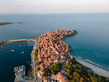 Bulgaristan 'ın Burgaz Bölgesi' ndeki Sozopol limanı ve eski kentin hava gün batımı manzarası