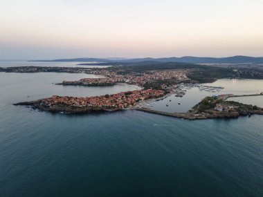 Bulgaristan 'ın Burgaz Bölgesi' ndeki Sozopol limanı ve eski kentin hava gün batımı manzarası