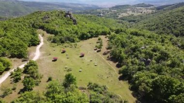 Bulgaristan 'ın Pazardzhik Bölgesi' nin Strelcha kasabası yakınlarındaki antik Trakya Sığınak Skumsale hava manzarası