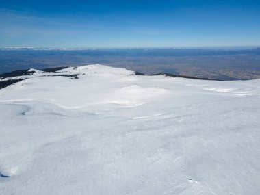 Bulgaristan 'ın Sofya kentinin Cherni Vrah tepesi yakınlarındaki Vitosha Dağı' nın hava kışı manzarası