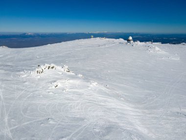 Bulgaristan 'ın Sofya kentinin Cherni Vrah tepesi yakınlarındaki Vitosha Dağı' nın hava kışı manzarası