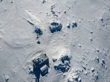 Bulgaristan 'ın Sofya kentinin Cherni Vrah tepesi yakınlarındaki Vitosha Dağı' nın hava kışı manzarası