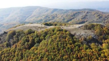 Bulgaristan 'ın Pernik Bölgesi Golemi zirvesi yakınlarındaki Erul dağının şaşırtıcı sonbahar manzarası