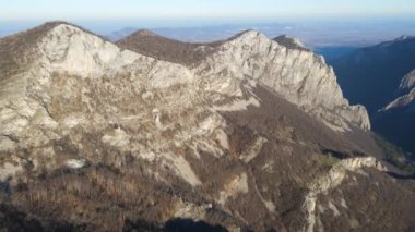 Balkan Dağları ve Vratsata Geçidi 'nin İnanılmaz Sonbahar Manzarası, Bulgaristan