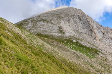 Bulgaristan 'ın Vihren Tepesi yakınlarındaki Pirin Dağı' nın İnanılmaz Yaz Manzarası