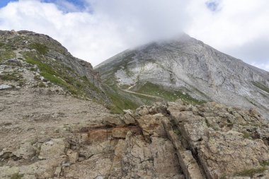 Bulgaristan 'ın Vihren Tepesi yakınlarındaki Pirin Dağı' nın İnanılmaz Yaz Manzarası
